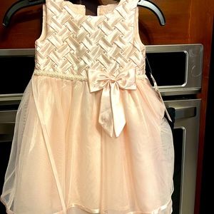 Size 4t pink dress with pink bow and pearls.. beautiful